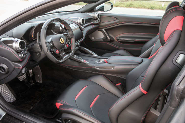 インパネのデザインも、V12モデルのものと基本的に同じ。左右対称の「デュアルコックピット」デザインを採用し、中央には10.25インチの大型タッチパネルが置かれている。