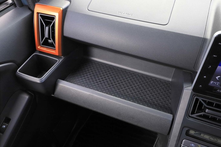 ボックスティッシュも置ける、助手席前方のトレー。側方のドリンクホルダーには600mlのペットボトルがおさめられる。