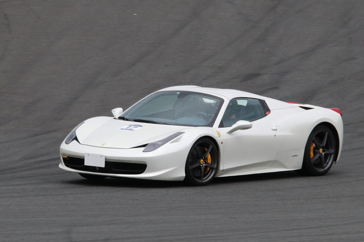 「F430」の後継として、2009年に登場したフェラーリのV8ミドシップモデル「458」シリーズ。シャープなボディーラインを強調する縦長のヘッドライトが特徴的だ。排気量4.5リッターのV8自然吸気エンジンは最高出力578PS、最大トルク540N・mを発生。トランスミッションは7段DCTを搭載していた。写真はリトラクタブルハードトップの「458スパイダー」。