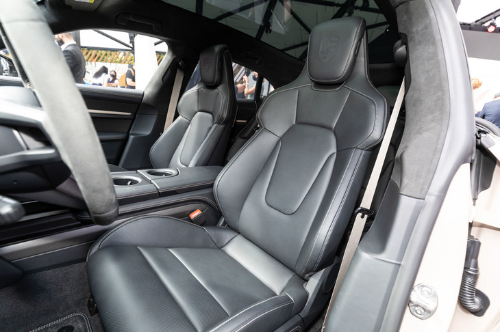 ポルシェ・タイカン ターボSクロスツーリスモ（フロントシート）