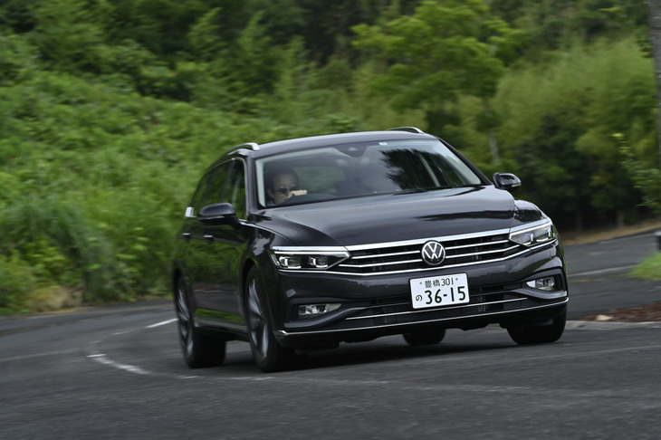 「パサートヴァリアントTSIエレガンス アドバンス」の車重は、同グレードのディーゼル車「TDI」よりも110kg軽い1500kgと発表されている。最高出力150PSの「1.5 TSI Evo」は低回転から十分なトルクを発生。不満のない加速を味わうことができた。