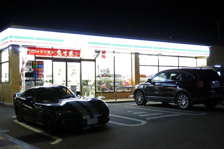 朝6時前のセブン-イレブンにて、ワタナベ女史の到着を待つ「バイパー」（写真向かって左）。冷間始動時のこのクルマの生ガス臭さは、ちょっとしたテロである。