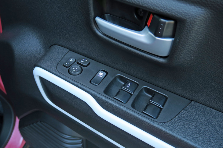 スズキ・ハスラー ハイブリッドXターボ（4WD）（フロントドアコンソール）