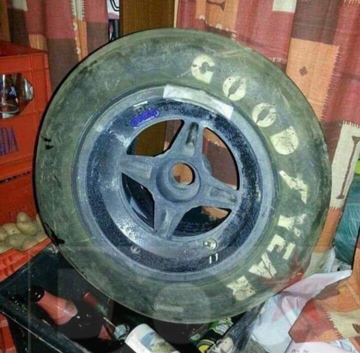 写真A。社長が大みそかのカウントダウンとともに送信してきた「グッドイヤー」。