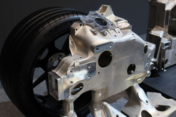 トヨタGR GT（大型中空アルミ鋳物の技術展示）