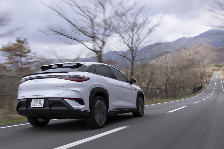 足まわりはフロントがダブルウイッシュボーンでリアがマルチリンク。RWD車、4WD車とも減衰力可変式ダンパー（機械式）を装備している（「シール」では4WD車のみ）。