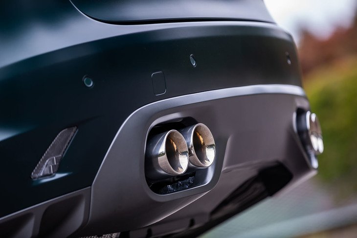 テールパイプは4本出しの95mmフィニッシャー。エキゾーストシステムには可変バルブアクティブシステムが組み込まれ、ドライビングモードによって排気サウンドやボリュームが変化する。