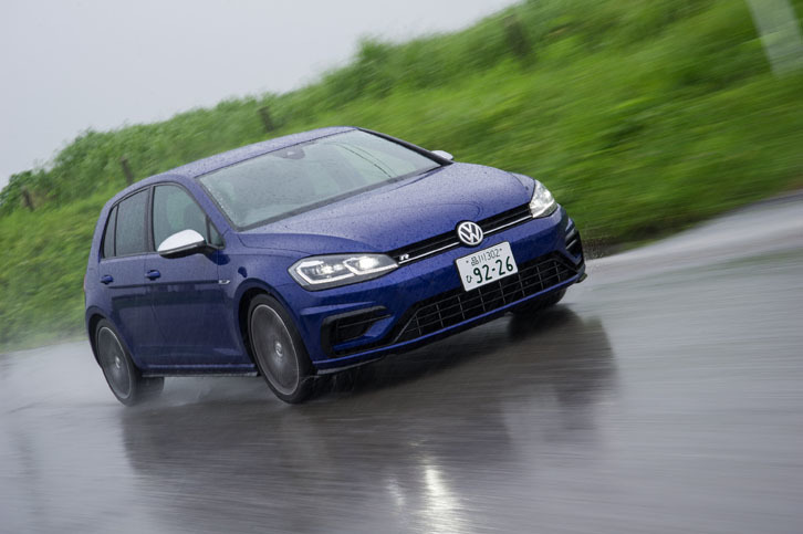 「ゴルフR」の動力性能は、0-100km/h加速が4.6秒、最高速度が265km/hと公表される。