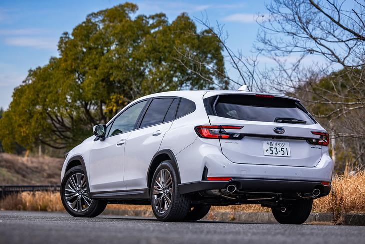 クロスオーバーモデルならではの走破性を確保する目的で、最低地上高はベース車より55mm引き上げられた200mmに設定され、車高も70mm高くなっている。