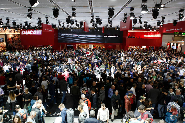 最も来場者が多い土曜・正午あたりのドゥカティブースの様子。地元イタリアのトップブランドであるドゥカティはEICMAで特に人気が高く、ブースは毎年、車両に近づくことが困難なほどの人であふれかえる。