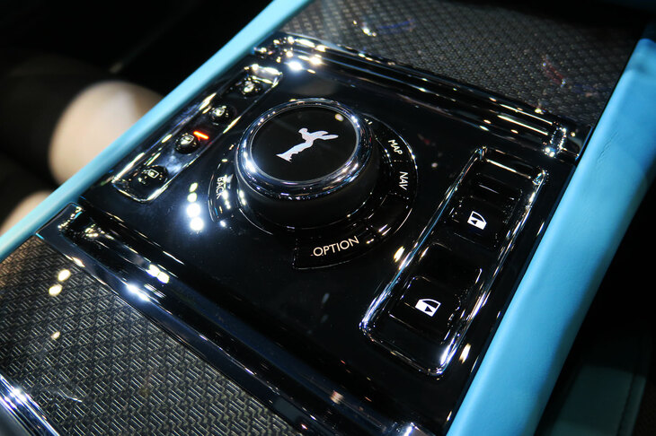 ロールス・ロイス・ブラックバッジ・ゴースト（センターコンソール）