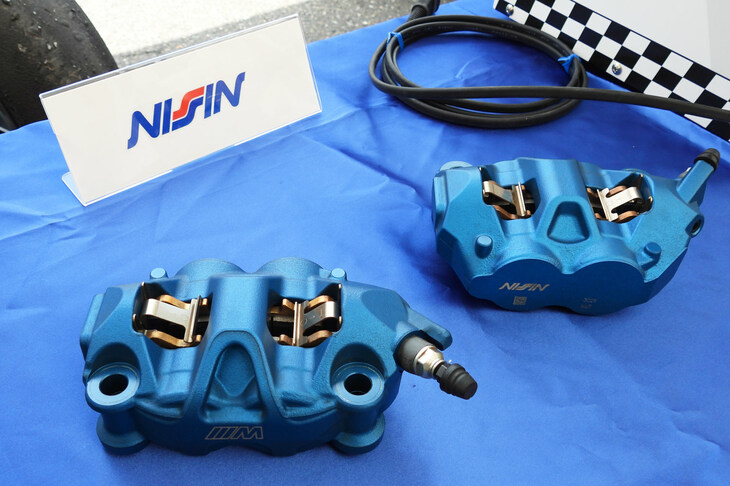 テント内には、地元の長野県に拠点を構えるメーカーの製品が、多数展示されていた。こちらはニッシンのブレーキキャリパー。