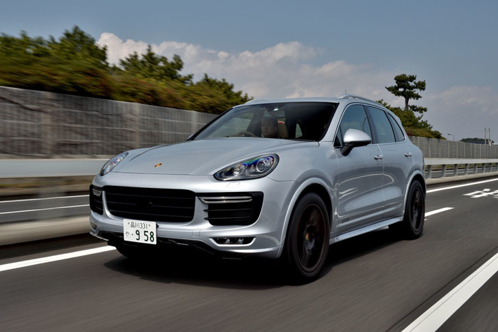 「カイエンGTS」の動力性能は0-100km/h加速が5.1秒（スポーツクロノパッケージ装着車）で、最高速は262km/h。