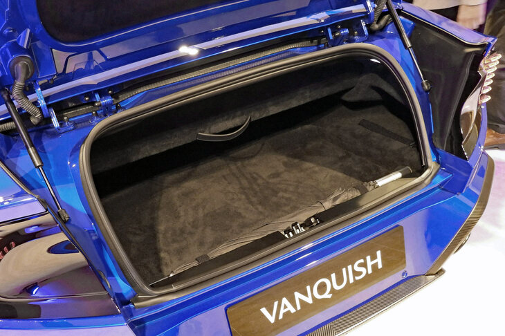 アストンマーティン・ヴァンキッシュ ヴォランテ（トランクルーム）