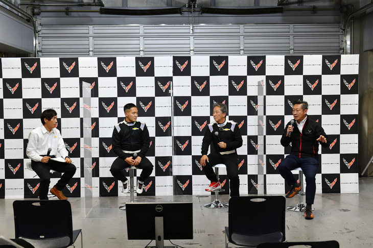 デモランの後には、写真向かって右から、ゼネラルモーターズ・ジャパンの若松 格社長や、デモランでハンドルを握ったモータージャーナリストの清水和夫氏、レーシングドライバーの久保凛太郎選手によるトークショーも行われた。（写真：ゼネラルモーターズ・ジャパン）