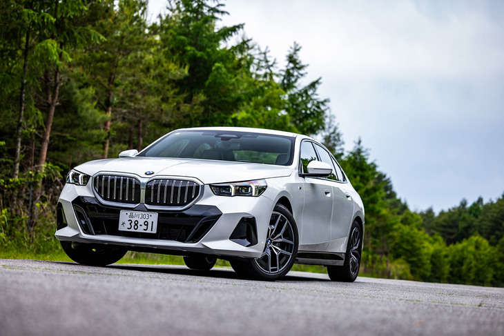 2023年7月に上陸したG60型と呼ばれる新型「BMW 5シリーズ」。1972年に誕生した初代モデルから数えて8代目にあたる。伝統的なエッセンスを踏襲しつつ、進化した内外装デザインが特徴だ。