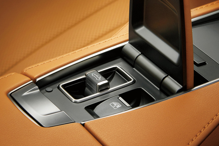 パームレスト内にルーフの開閉スイッチと全窓操作スイッチが設置されている。