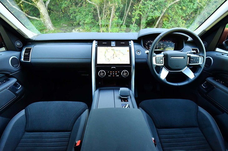 大型センタースクリーンが目を引くダッシュボードは全体的にすっきりとしたデザインに。タッチスイッチを備えたステアリングホイールも新しい。