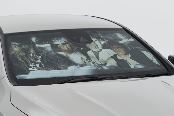 特別装備の、ミレニアム・ファルコン号のコックピットがプリントされたサンシェード。裏面には「MAY THE FORCE BE WITH YOU」（フォースがともにあらんことを）とプリントされている。