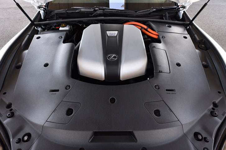3.5リッターV6エンジンにモーターを組み合わせたハイブリッドユニット。エンジンルームはパネルで覆われており、補器類はほとんど目に触れることがない。