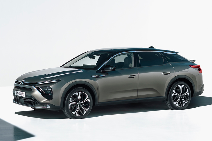 シトロエンの上級モデル「C5」は、従来の4ドアセダンからクーペSUVへと変身。車名も新たに「C5 X」となって再出発した。