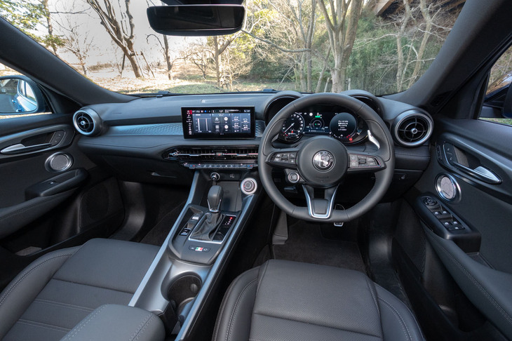 エアコンの吹き出し口やドアスピーカー、メーターナセルのふくらみなど、各所に用いられた丸いモチーフが目を引くインストゥルメントパネルまわり。操作系のデジタル化はほどほどといった具合で、ステアリングスイッチやセンタークラスターの空調コントローラーは、いずれも物理スイッチ式となっている。