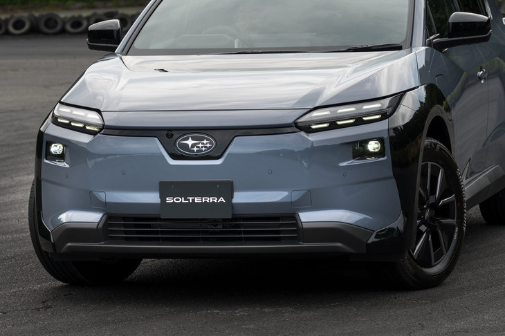 新たにグリルレスフェイスとなったフロントマスク。中央に備わる六連星のオーナメントも、デザインが変更されている。