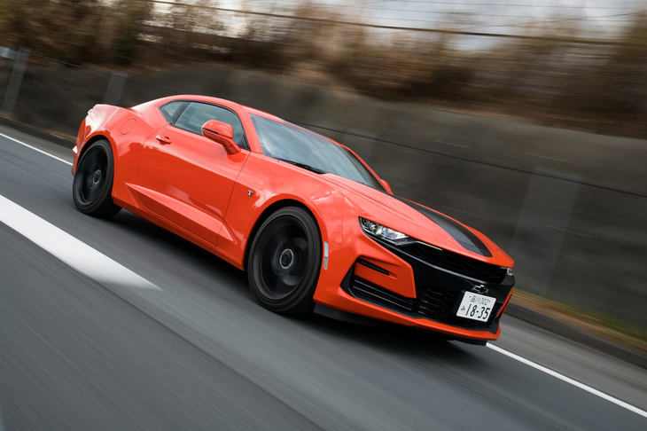 日本仕様のエンジンラインナップは2リッター直4ターボと6.2リッターV8の2種類だが、アメリカでは3.6リッターV6や過給機付き6.2リッターV8も用意されている。