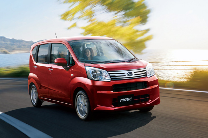 オーソドックスなヒンジ式のリアドアを採用する現行型「ダイハツ・ムーヴ」。7代目でスライドドアを採用した理由のひとつに、ライバル車である「ワゴンRスマイル」の存在が大きく影響していることは間違いないだろう。