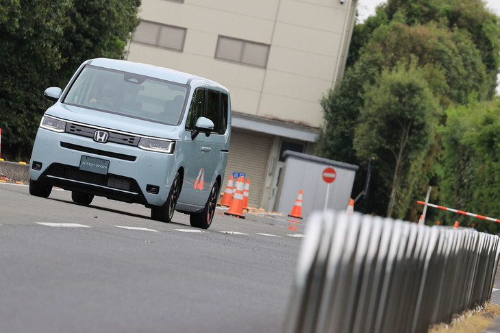 ホンダ・ステップワゴンe：HEVエアー 7人乗り