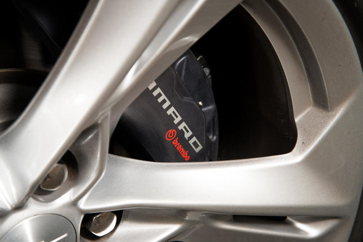 「SS」のブレーキは前後ともにブレンボ製。前がφ345mmのブレーキローターと4ピストンキャリパー、後ろが338mmのブレーキローターと4ピストンキャリパーの組み合わせだ。