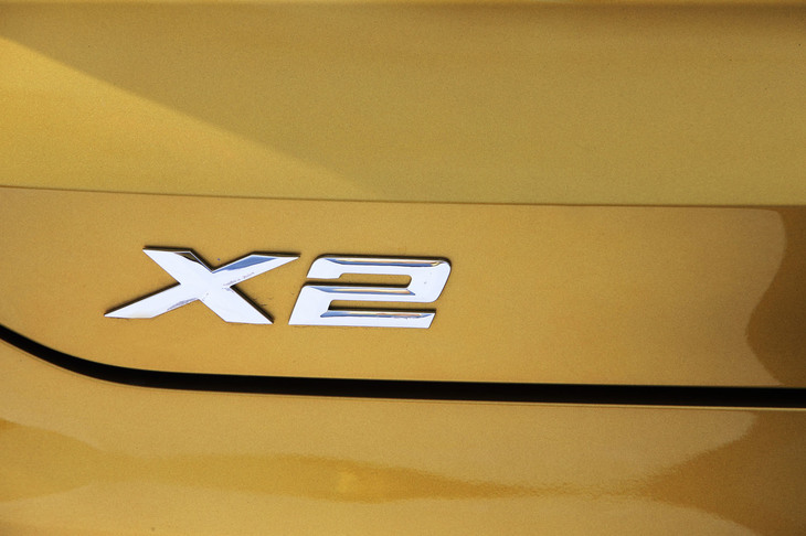 日本では2018年4月に発売されたBMWのコンパクトSUV「X2」。「X4」や「X6」と同じく、BMWはスポーツ・アクティビティー・クーペ（SAC）と呼称する。