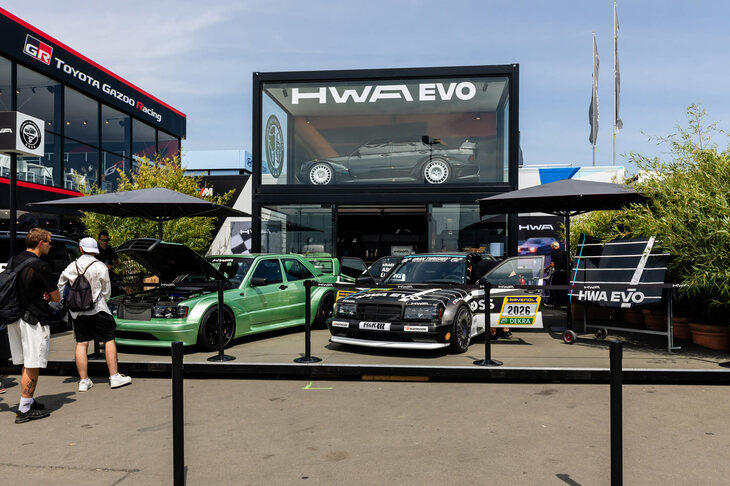 AMG創始者のハンス・ヴェルナー・アウフレヒトが興したHWAは、往年の「メルセデス・ベンツ190E 2.5-16 Evo.II」をオマージュした「HWA EVO」を展示。お値段1億円以上……。