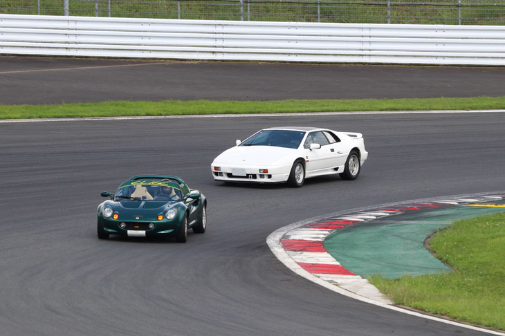 デモンストレーションランに参加する「エリーゼ フェイズ1」と「エスプリ ターボSE」。エスプリも決して大きいクルマではないが、並んで走るとエリーゼの小ささが、より際立つ。