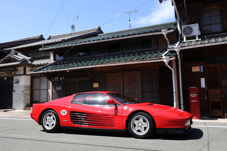 1988年「フェラーリ・テスタロッサ」。後方に見えるクラシックな郵便ポストは現役である。