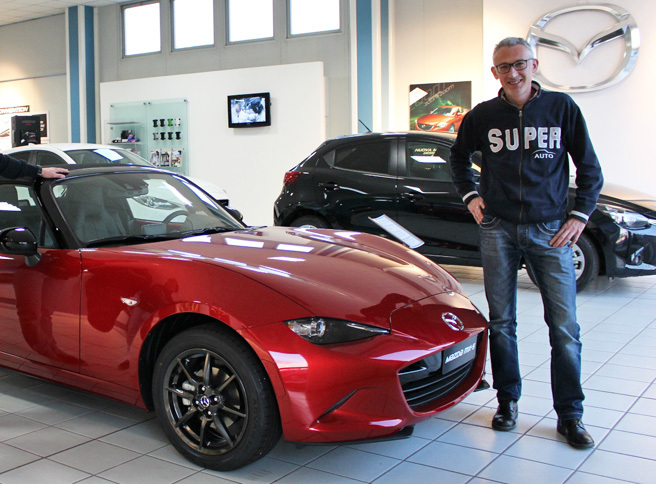 シエナの郊外にあるディーラーから、新型「MX-5（日本名：ロードスター）」と営業マン。マツダは、脇目も振らずやってくる、指名買いのお客さんが多いとか。