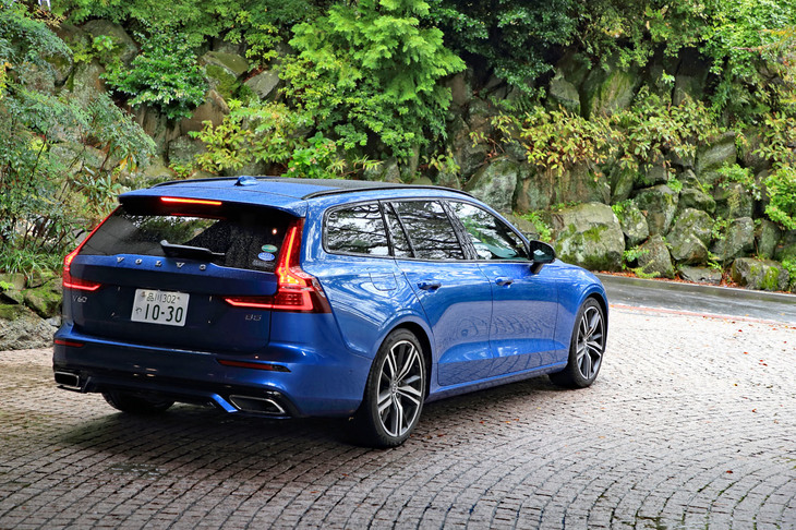 日本仕様の現行「V60」に「R-DESIGN」が設定されるのは今回が初。スポーティーな内外装の意匠や、専用チューニングのシャシーが特徴だ。