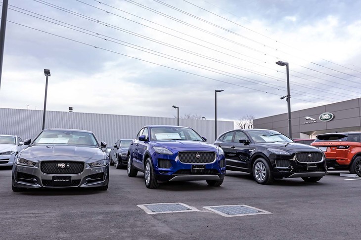 展示されている車両は、どれも新車とみまがうばかりのコンディションだが、一度登録されたジャガーの認定中古車である。