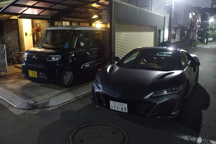 担当サクライ君の運転で音もなく到着し、わが家の前でスタンバイしていた「NSXタイプS」。シブい「カーボンマットグレー・メタリック」のボディーカラーは、タイプS専用としてラインナップされた新色で、69万3000円の有償オプションとなる。日本には10台限定で導入される。