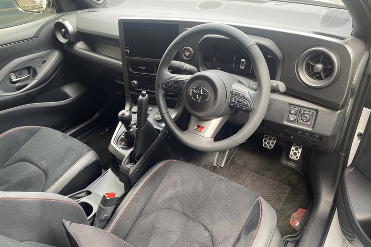 ドライバーの操作性や視認性を最優先事項としてデザインされた「GRヤリス」のコックピット。ダッシュボードやインストゥルメントパネルはもちろん専用のアイテムで、これだけでもカーマニアはグッとくる。