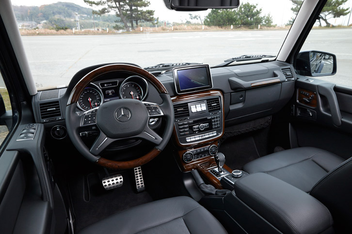 新しい意匠となったインストゥルメントパネルまわり。センタークラスターの上段には、3つのデフロックの操作スイッチが並んでいる。