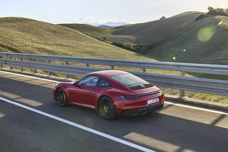 ブラックまたはダークカラーのエクステリアパーツが特徴となる「GTS」モデル。最高出力480PSの3リッター水平対向6気筒ツインターボエンジンを搭載している。