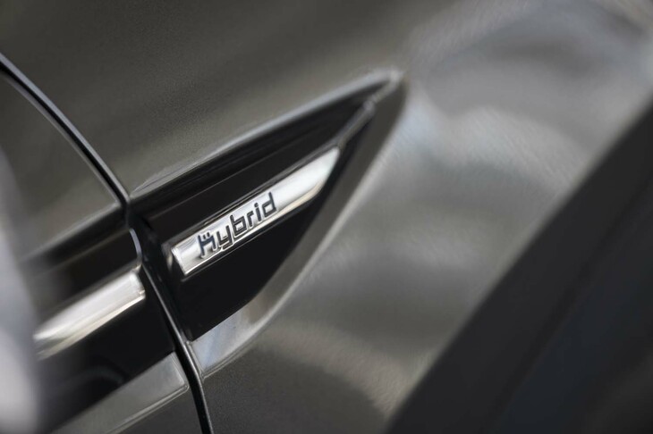 フロントフェンダーに小さな「Hybrid」のバッジが貼られるほかは、純ガソリンモデルとの見た目の差はほとんどない（車体左側に充電ポートがある）。