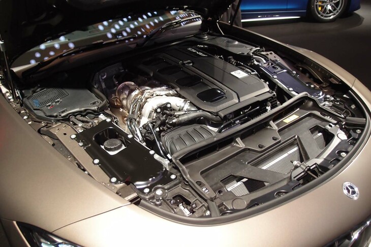 排気量のダウンサイジングが進む四輪の世界では、高効率ターボ搭載車はすっかりメジャーな存在になっている。写真は2022年10月に発売された「メルセデスAMG SL43」のエンジンルーム。大型の高級オープンスポーツカーにも、ついに2リッター直4ターボエンジンが採用された。