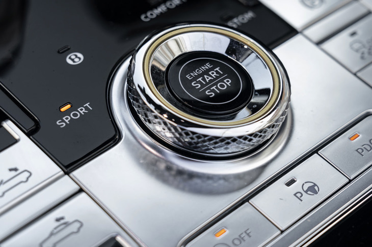 ローレット加工が施されたドライブモード切り替え用ダイヤルの中に、エンジンの始動スイッチが配置されている。