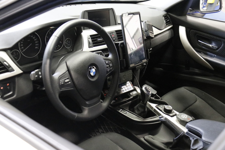 そのダッシュボード。GPSと連動したタブレット端末や無線機器、中央には回転灯と一体型の表示版の制御パネルなどが追加されている。さらに、高解像度の動画用カメラも装備。