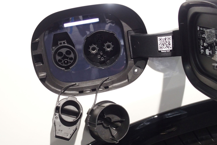 メルセデス・ベンツEQS450 4MATIC SUV（充電ポート）