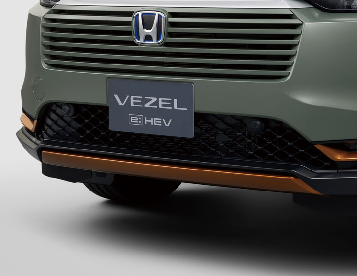 カッパーメタリック塗装のフォグランプガーニッシュやアンダーガーニッシュを専用装備する「e：HEV X HuNTパッケージ」。