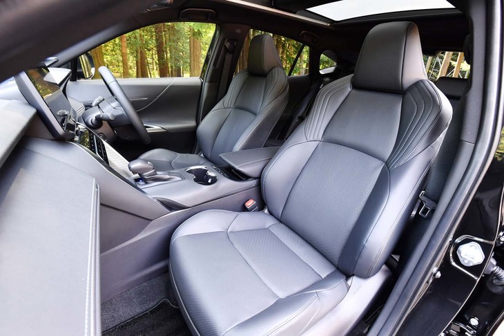 「ハリアーZ“レザーパッケージ”」の本革シート。運転席には8ウェイの、助手席には4ウェイの電動調節機構が備わる。