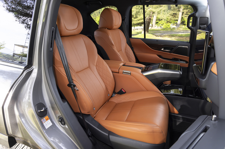 “エグゼクティブ”は4人乗りのため、左右の後席間には大きなセンターコンソールが通る。オットマンも備わっている。